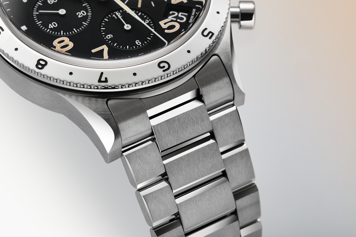 Breguet Type XX 2067ST/92/SW0 – lifestyle view