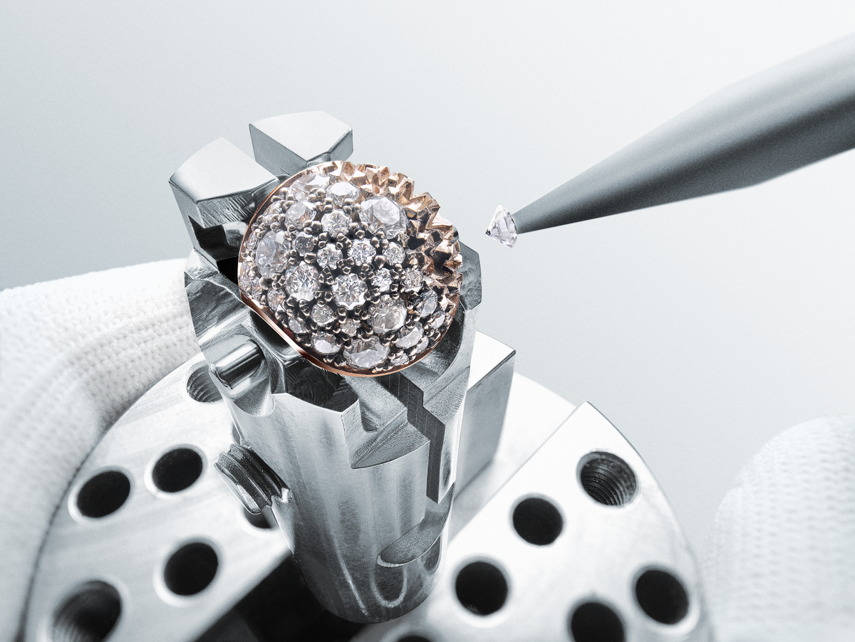 Breguet Reine de Naples 9935BH/4Y/964 D0 – gem-setting detail