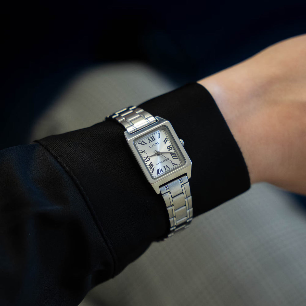 Casio LTP-V007D-7B – alternate on the wrist