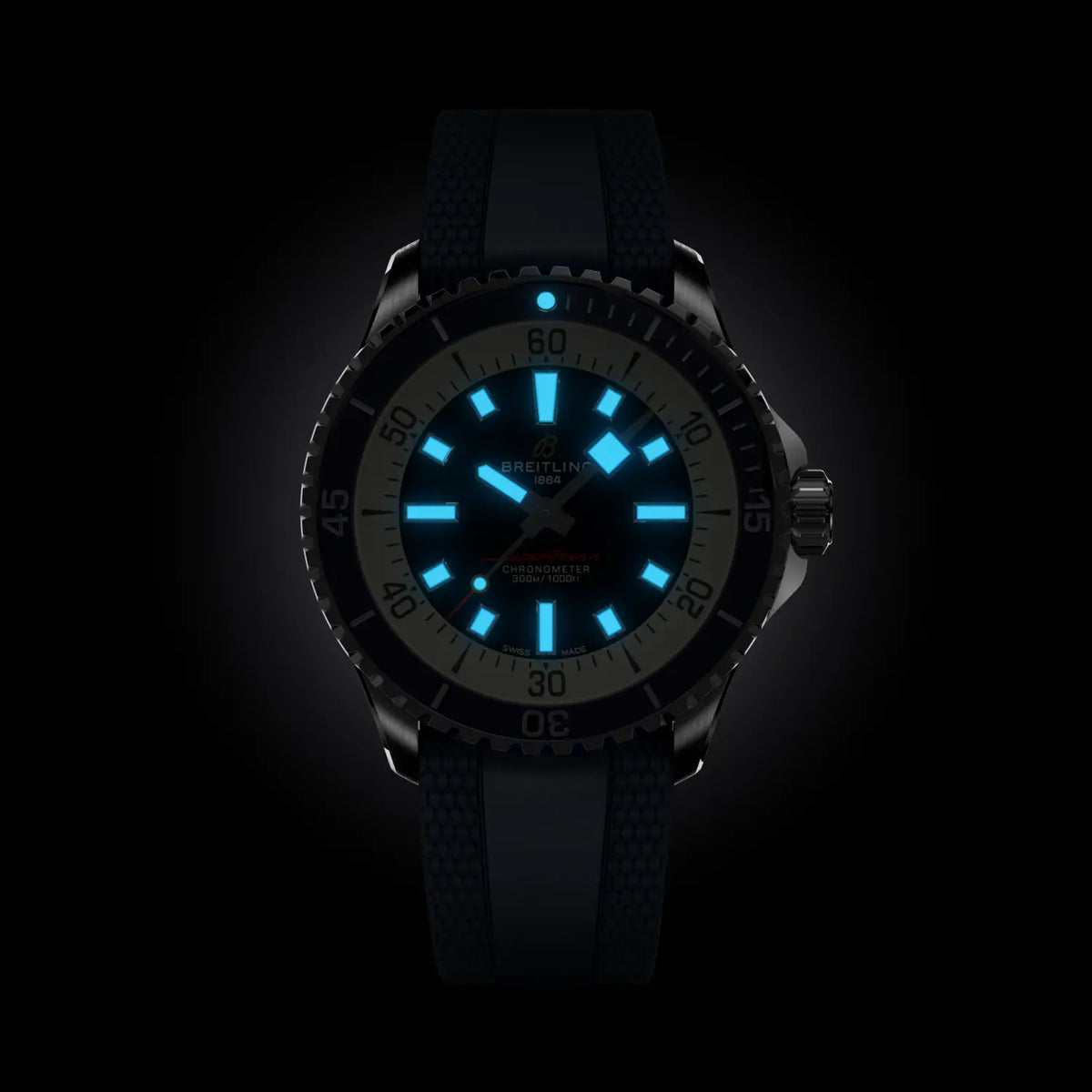 Breitling Superocean Automatic 42 A17375E71C1S1 – luminous hands and markers in the dark
