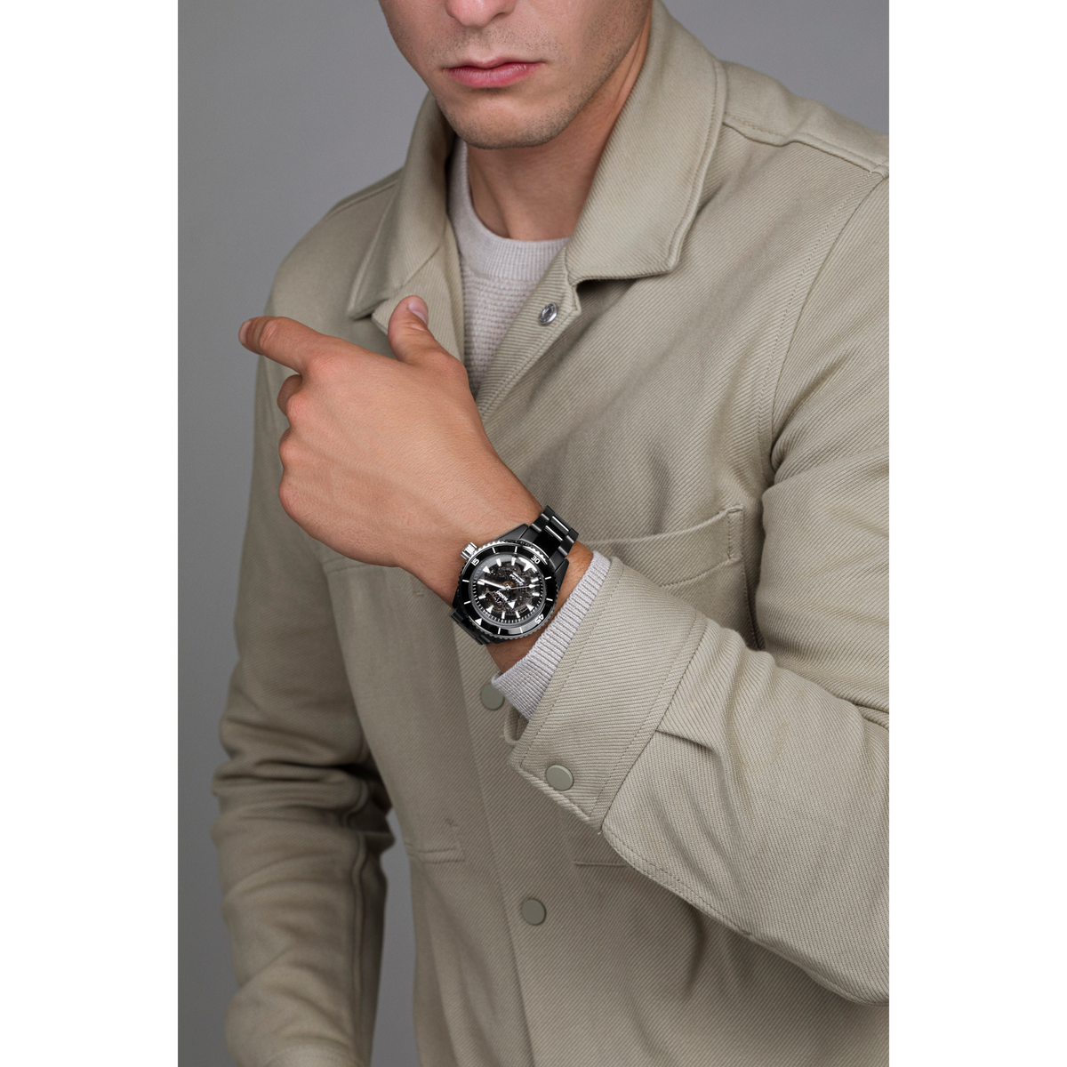 Rado Captain Cook High-Tech Ceramic R32127152 – shown on the wrist