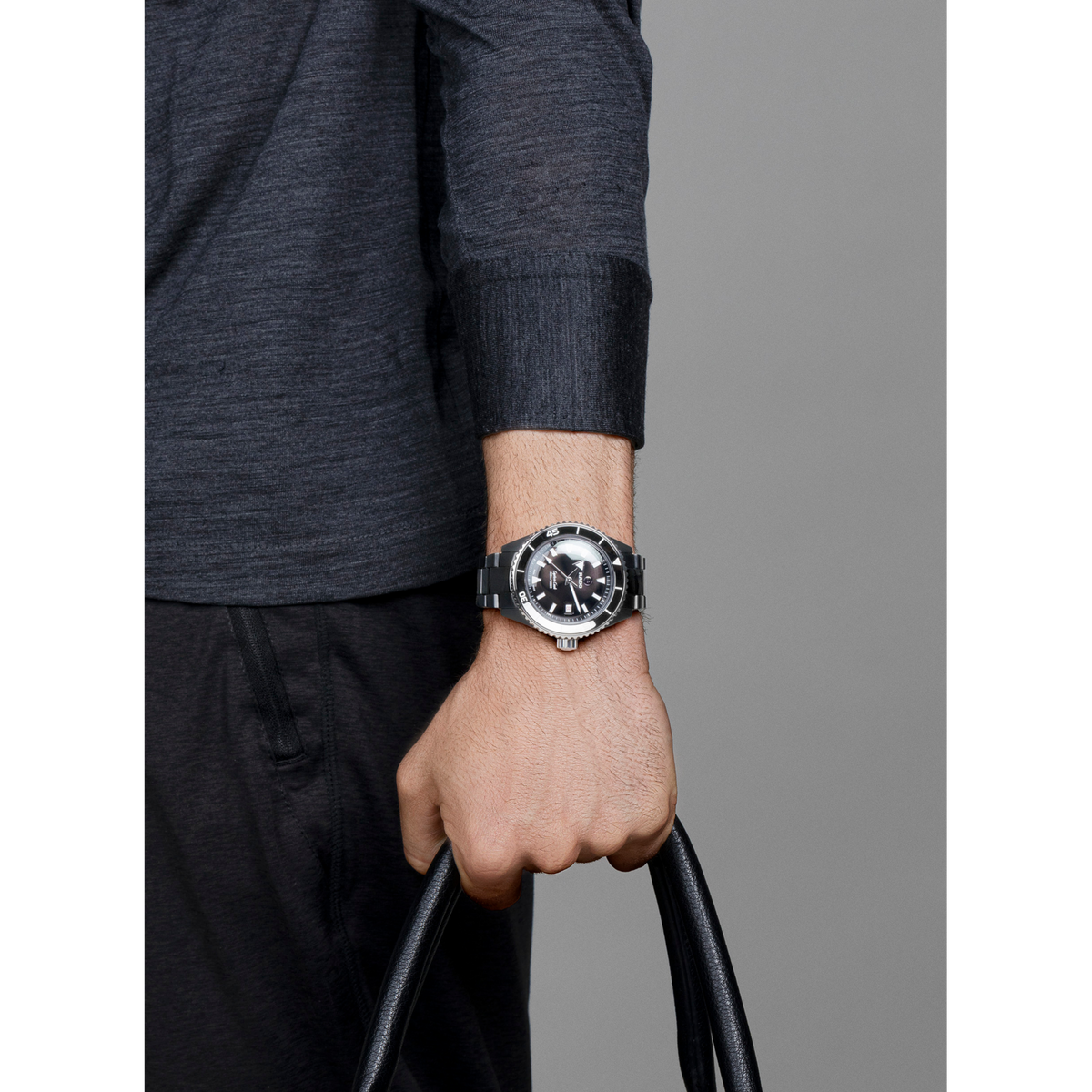 Rado Captain Cook High-Tech Ceramic Diver R32129152 – shown on the wrist