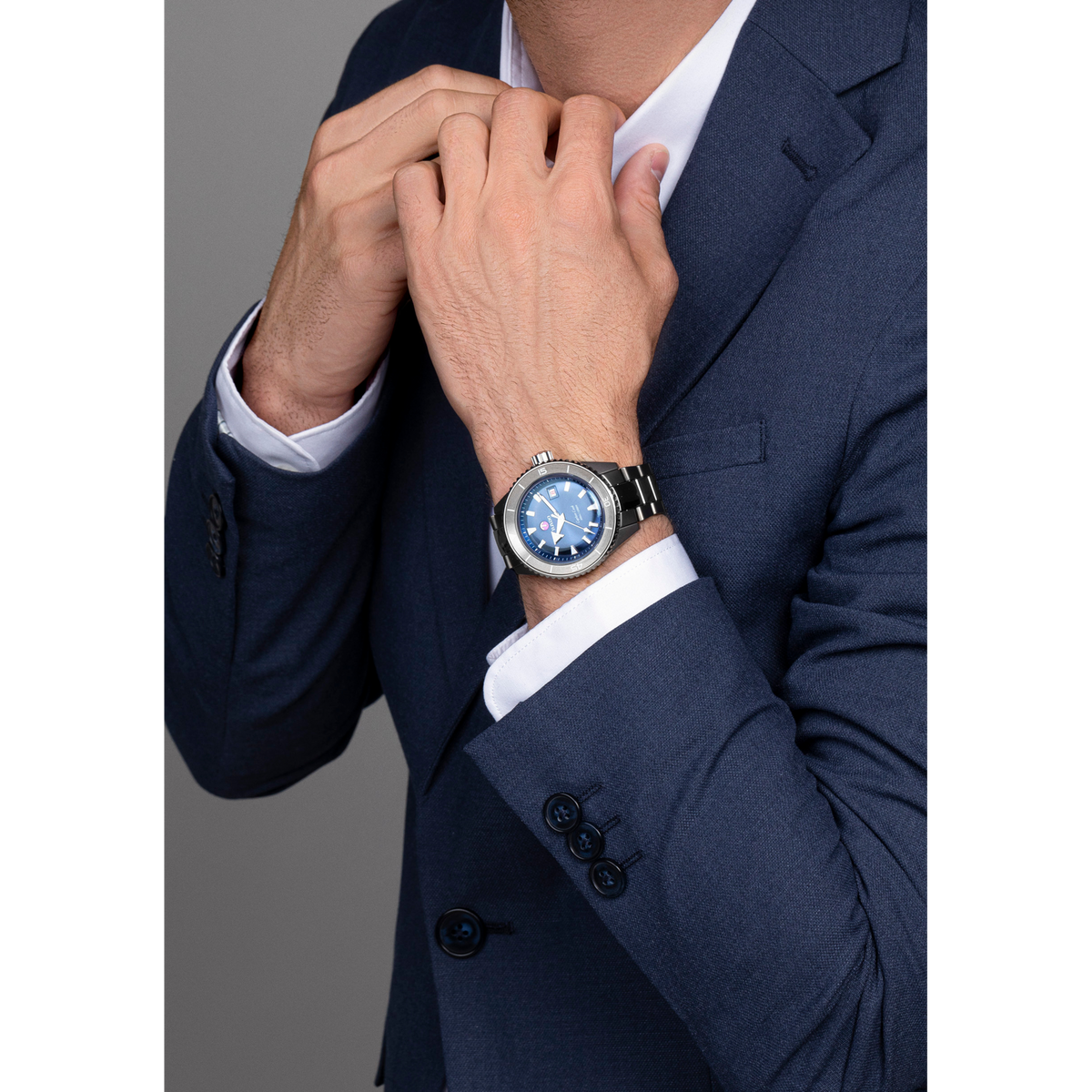 Rado Captain Cook High-Tech Ceramic Diver R32144202 – shown on the wrist