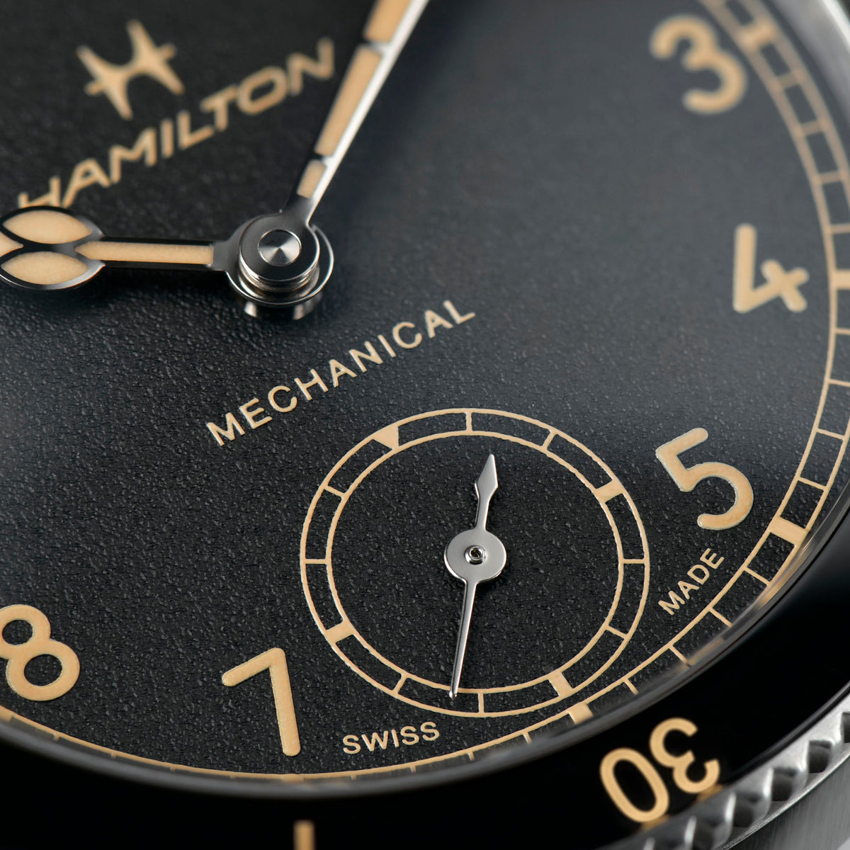 Hamilton Khaki Aviation H76719530 – dial close-up 2