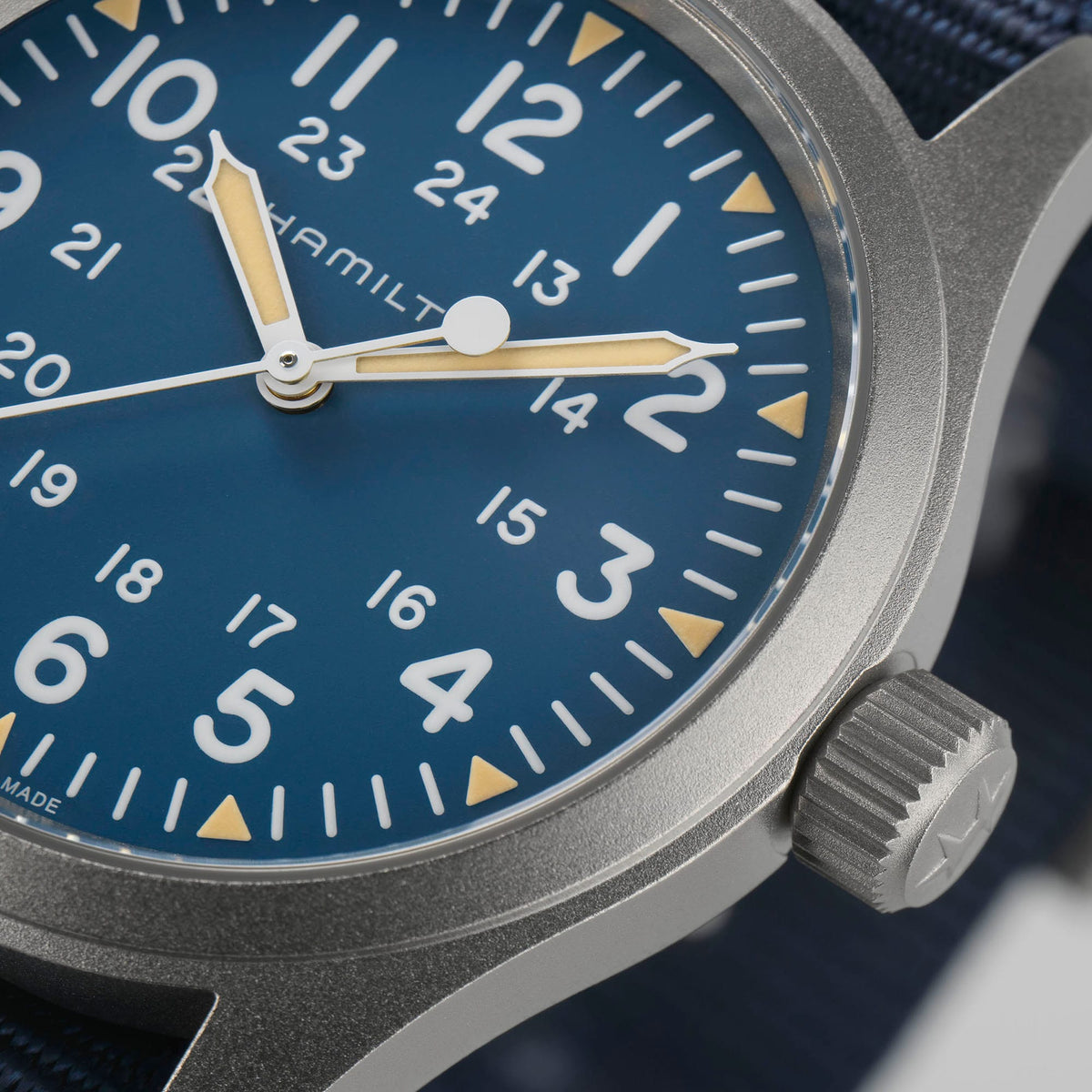 Hamilton Khaki Field H69439940 – dial close-up