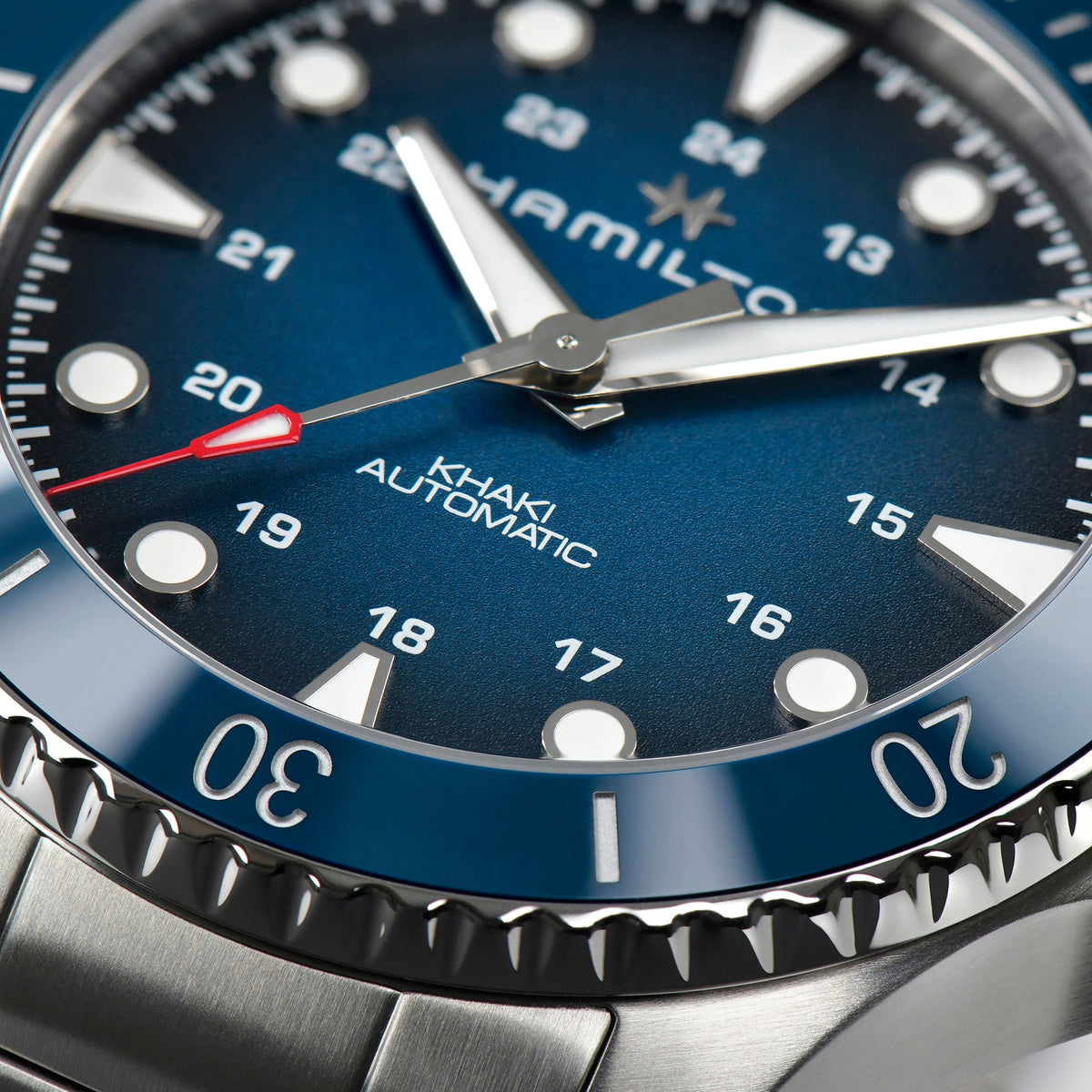 Hamilton Khaki Navy H82505140 – dial close-up