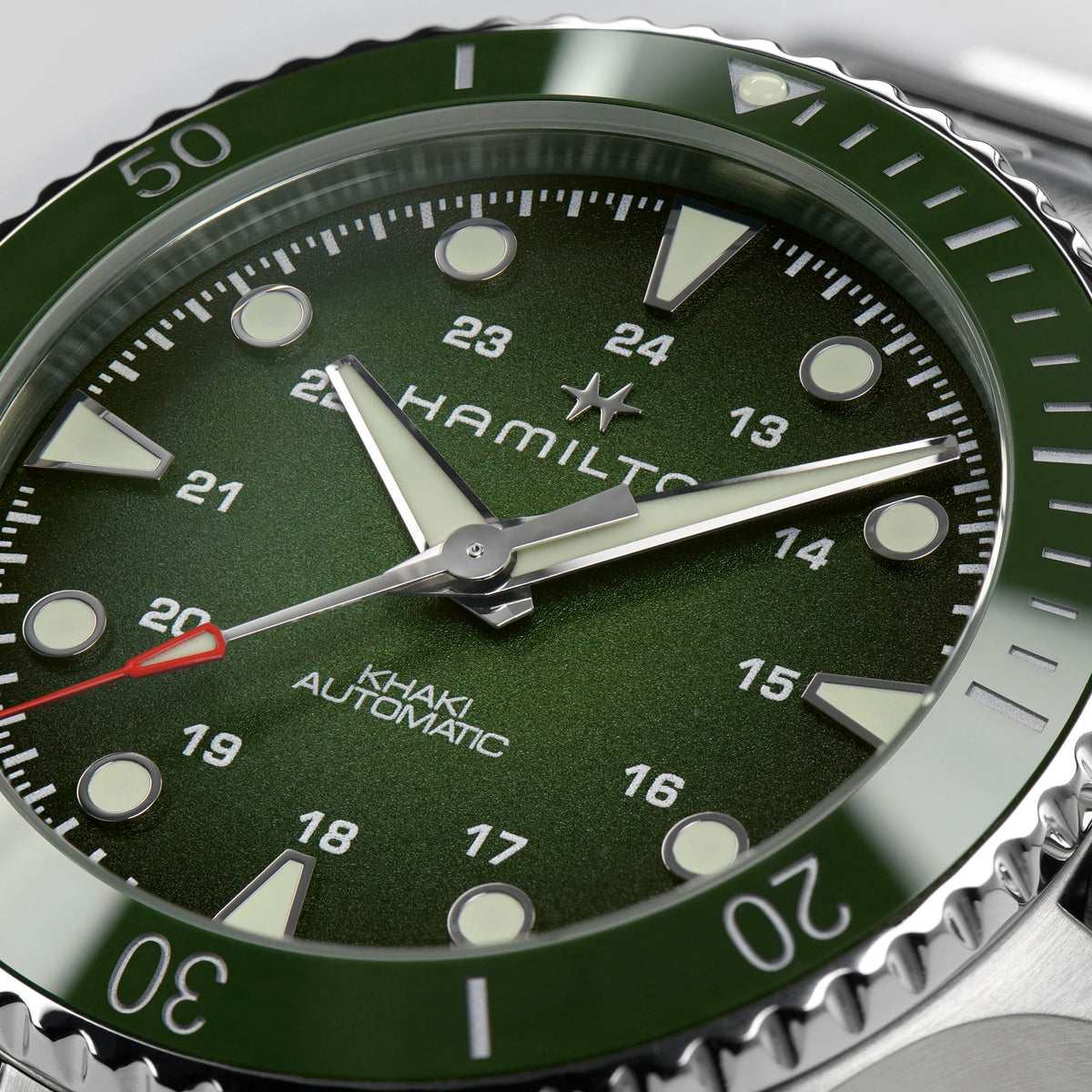 Hamilton Khaki Navy H82525160 – dial close-up