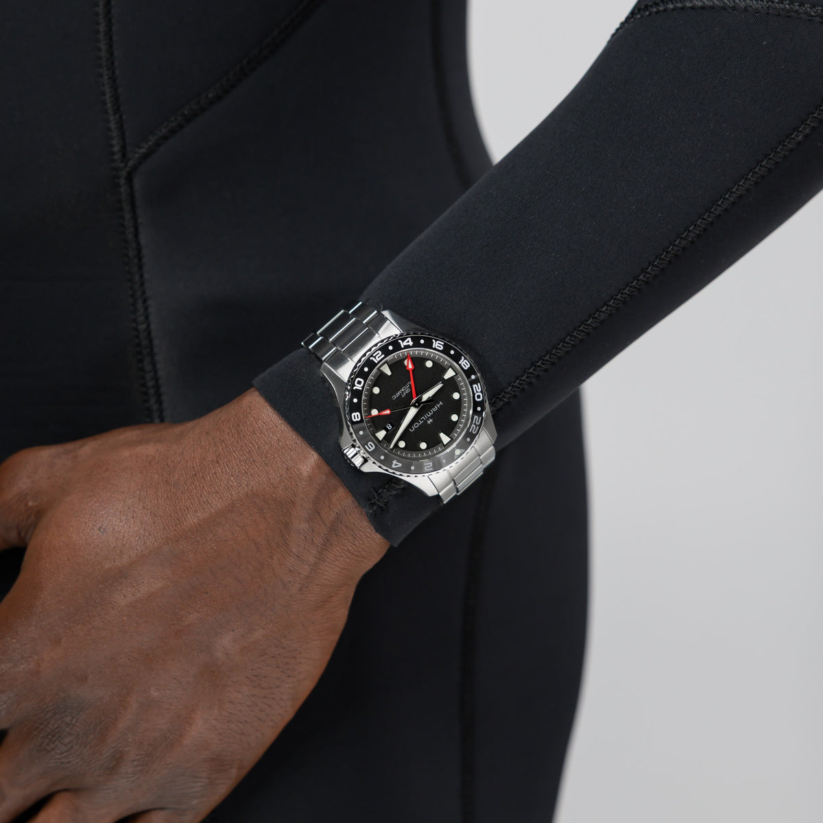 Hamilton Khaki Navy H82555130 – on the wrist