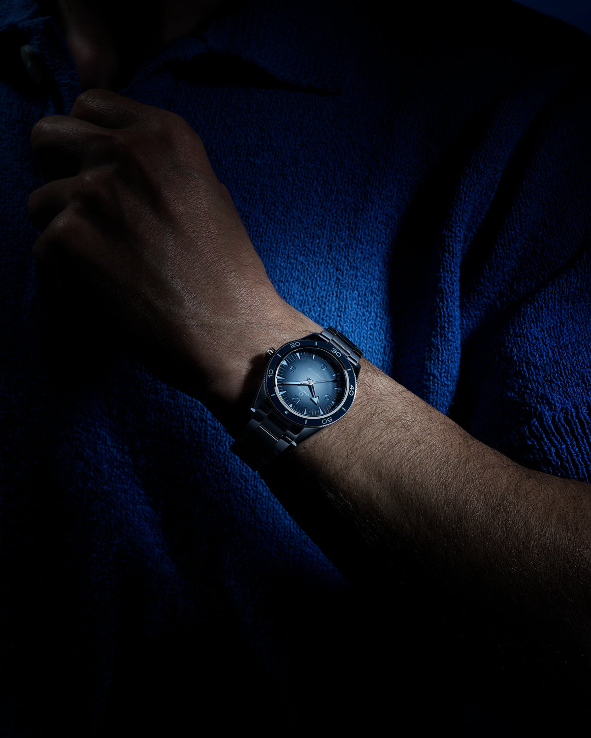 OMEGA Seamaster 300 Summer Blue 234.30.41.21.03.002, 41 mm steel with blue dial – official gallery image 4