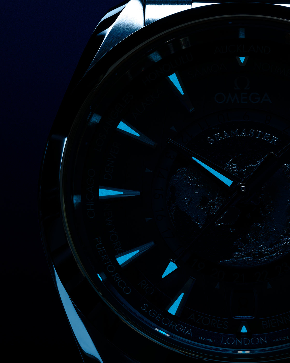 OMEGA Seamaster Aqua Terra Worldtimer Summer Blue 220.10.43.22.03.002, 43 mm steel with blue dial – official gallery image 5