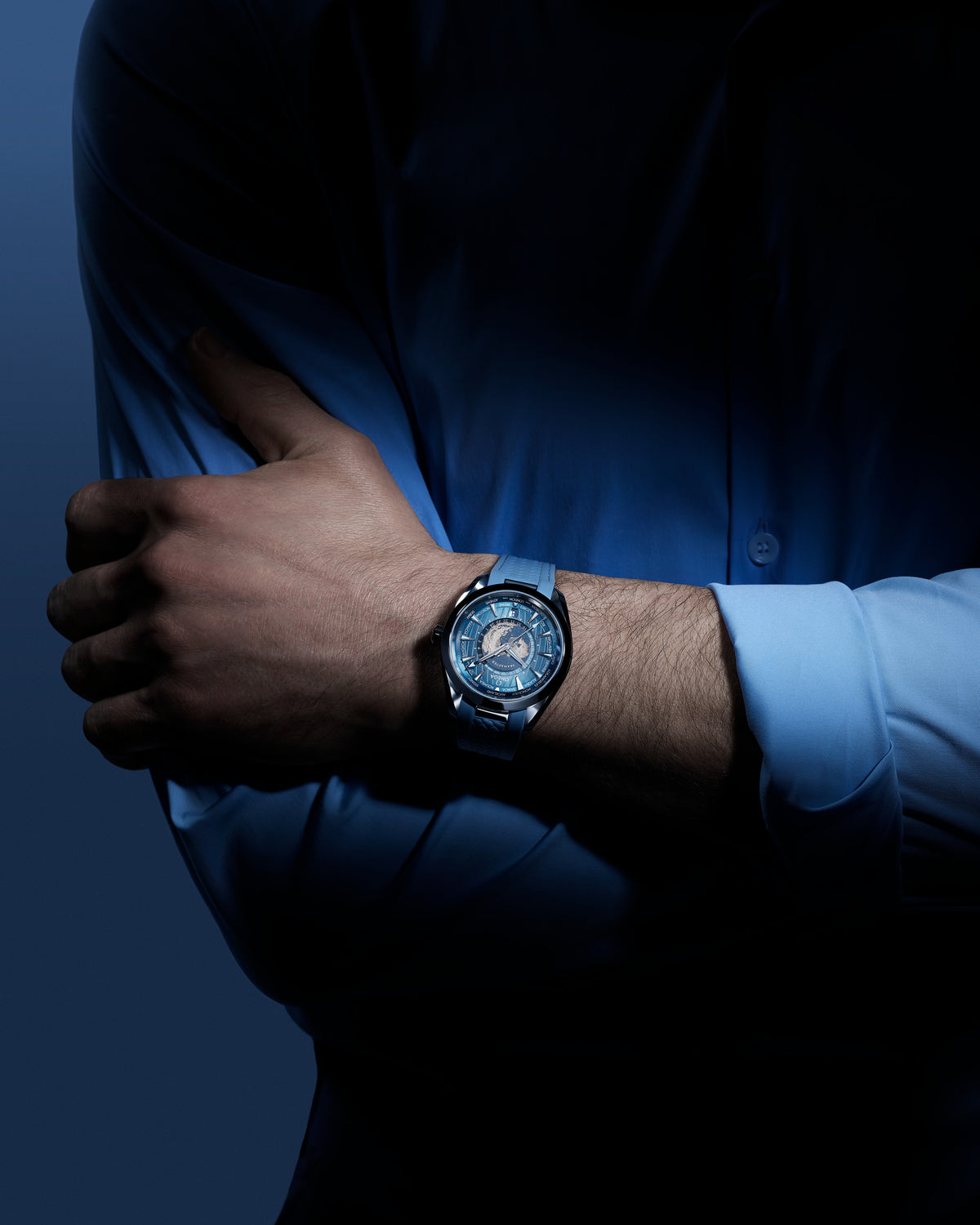 OMEGA Seamaster Aqua Terra Worldtimer Summer Blue 220.12.43.22.03.002, 43 mm steel with blue dial – official gallery image 4