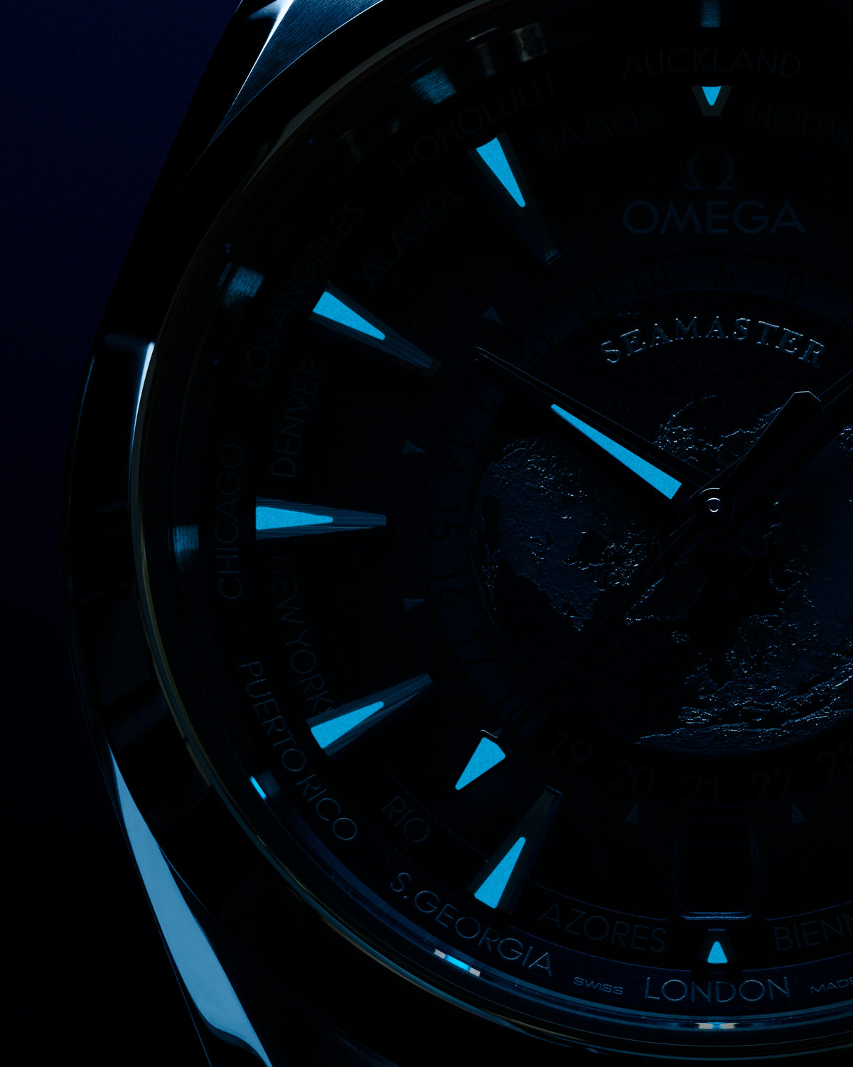 OMEGA Seamaster Aqua Terra Worldtimer Summer Blue 220.12.43.22.03.002, 43 mm steel with blue dial – official gallery image 5