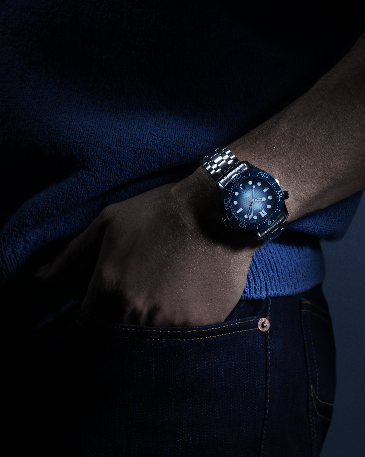 OMEGA Seamaster Diver 300M Summer Blue 210.30.42.20.03.003, 42 mm steel with blue dial – official gallery image 4