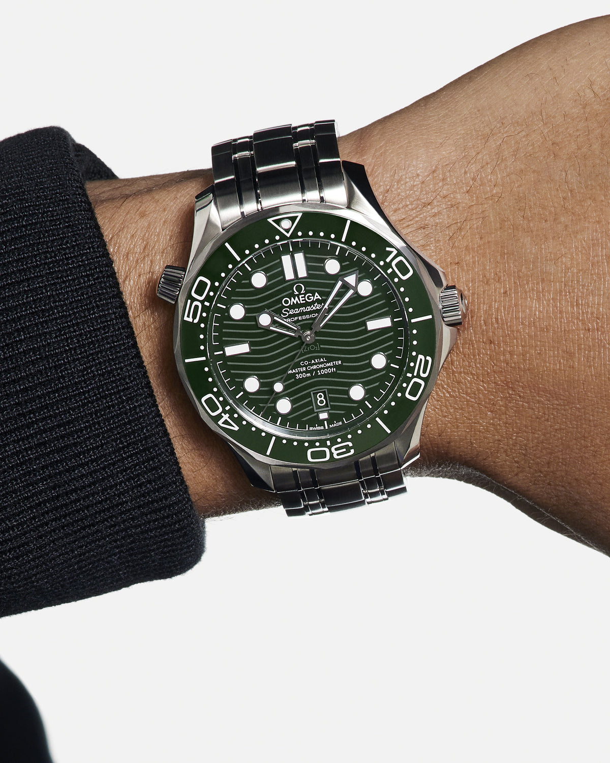 OMEGA Seamaster Diver 300M 210.30.42.20.10.001, 42 mm steel with green dial – official gallery image 4