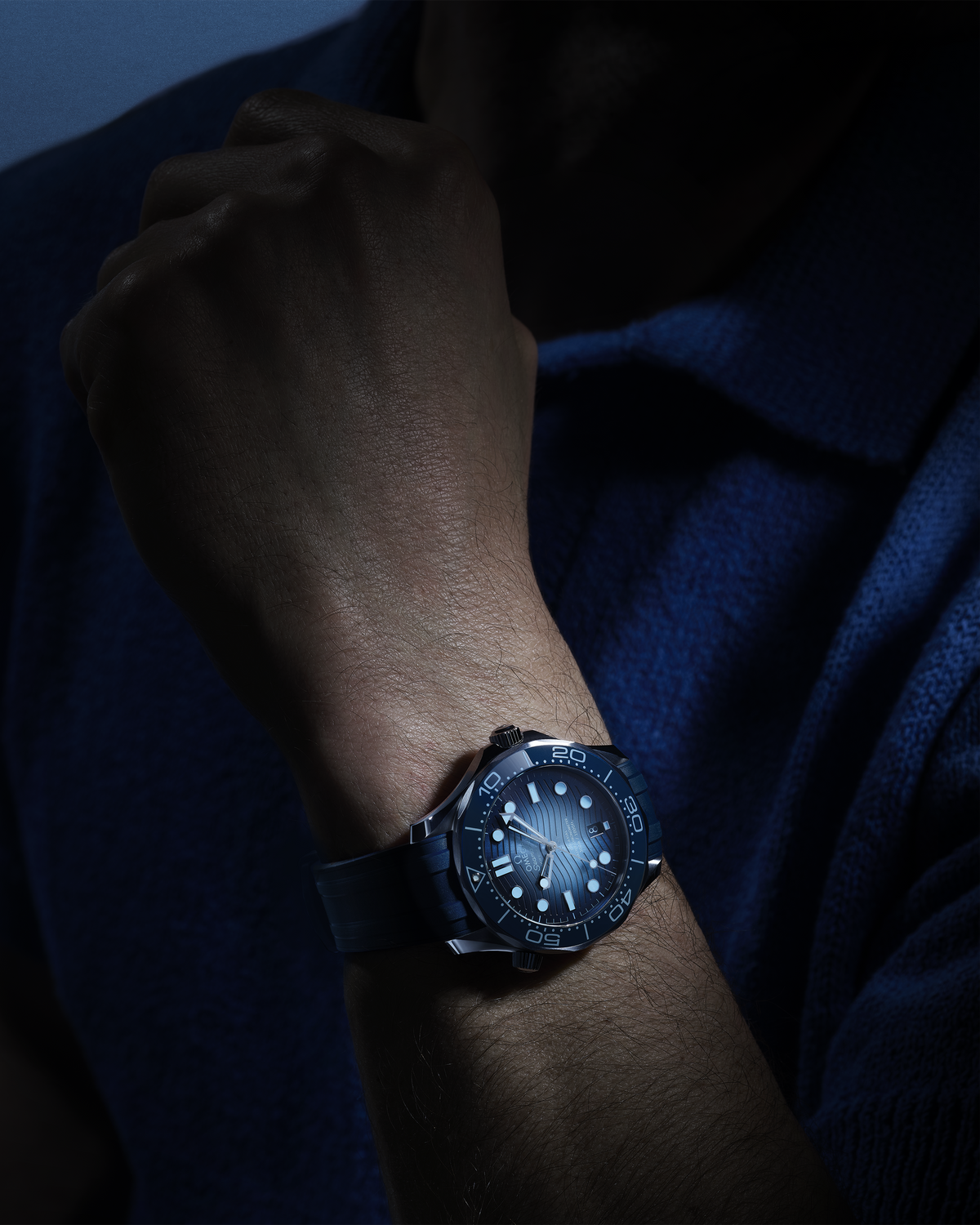 OMEGA Seamaster Diver 300M Summer Blue 210.32.42.20.03.002, 42 mm steel with blue dial – official gallery image 4