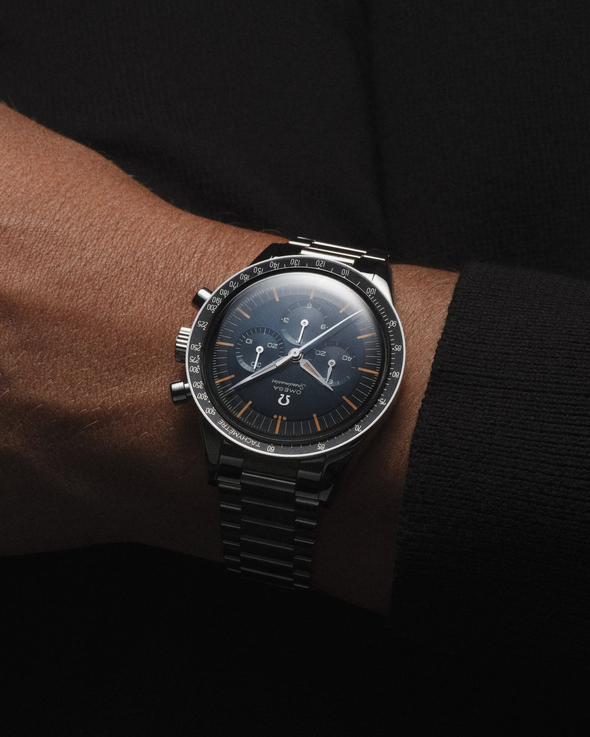 OMEGA Speedmaster First OMEGA in Space 310.30.40.50.06.001, 39.7 mm steel with blue-grey dial – official gallery image 5